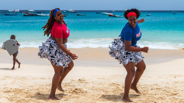 2-(Cultura vibrante) Dança tradicional na praia, Ilha do Sal _Traditional dance at the beach, Sal Island.jpg