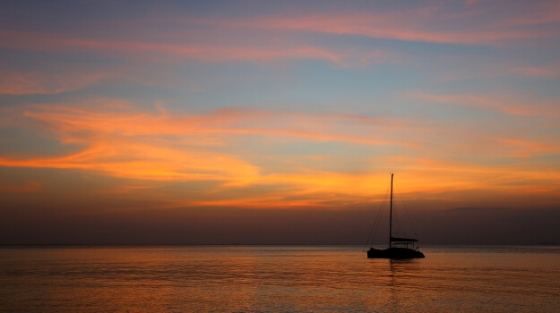 6-(Passeios Noturnos de Barco_ Magia no Oceano Atlântico )Passeio de catamarã ao pôr do sol_Catamaran cruise at sunset..jpg