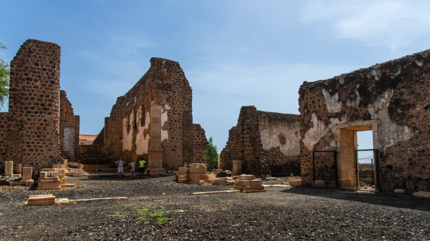 9-(Passeie pelas ruínas da Sé Catedral, um dos primeiros templos católicos da África Ocidental.)Ruínas da Sé Catedral, Cidade Velha, Ilha de Santiago_ Ruins of Sé Cathedral, Cidade Velha, Santiago Island..jpg