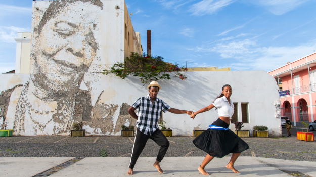 Dançarinos na Praça D. Luís, Ilha de São Vicente_Dancers in Praça D. Luís, São Vicente Island.jpg