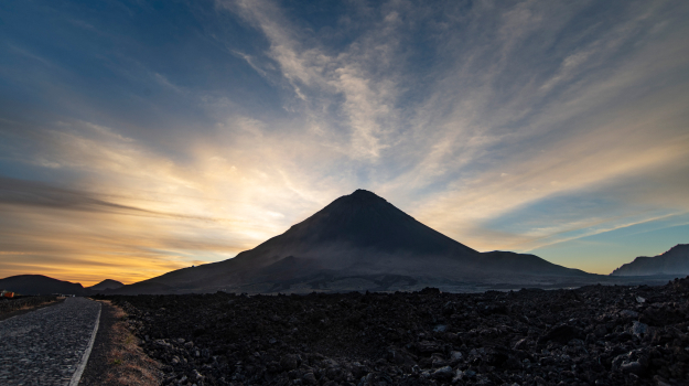 Pico do fogo ao amanhecer, Ilha do Fogo_Pico do Fogo at sunrise, Fogo Island.jpg
