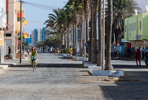 imagens do centro da cidade de sal-rei, capital da ilha da boa vista, em cabo verde