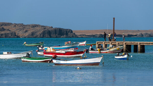 barcos de pesca junto ao porto da praia de diante, na ilha da boa vista, em cabo verde