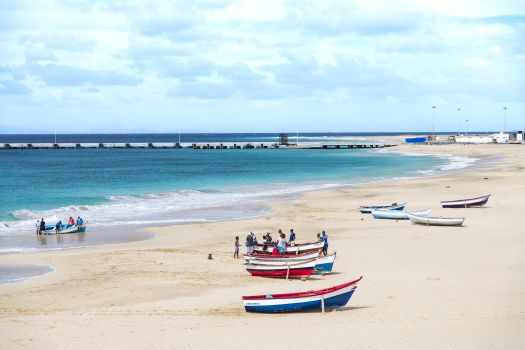 barcos de pesca na praia de beach rotcha, na ilha do maio, em cabo verde