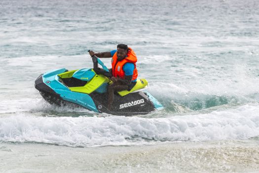 jet ski ou mota d’água no mar da ilha do maio, em cabo verde