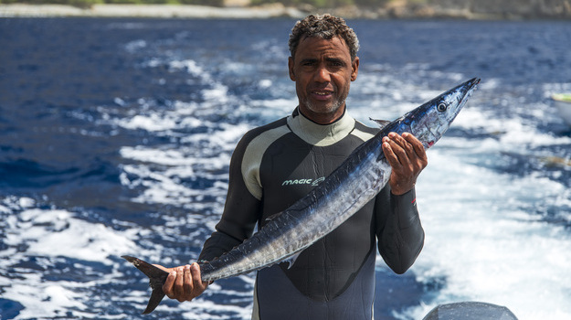 pescador com um peixe na vila de tantum, na ilha da brava, em cabo verde