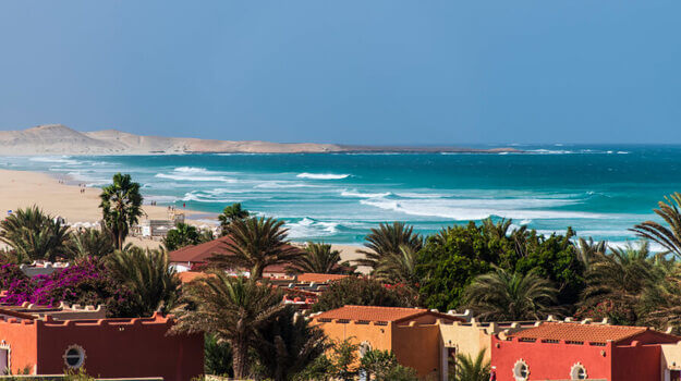 vista panorâmica da praia de chaves, na ilha da boa vista, em cabo verde